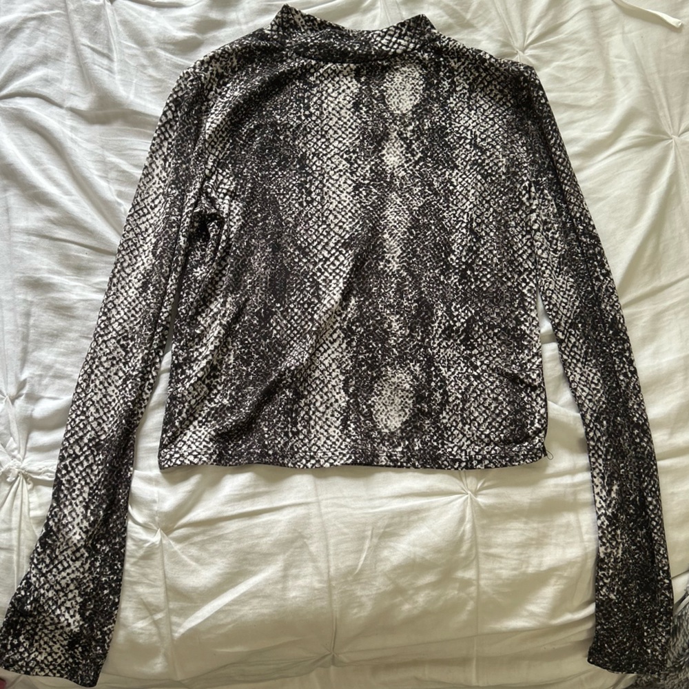 Long sleeves snake skin top